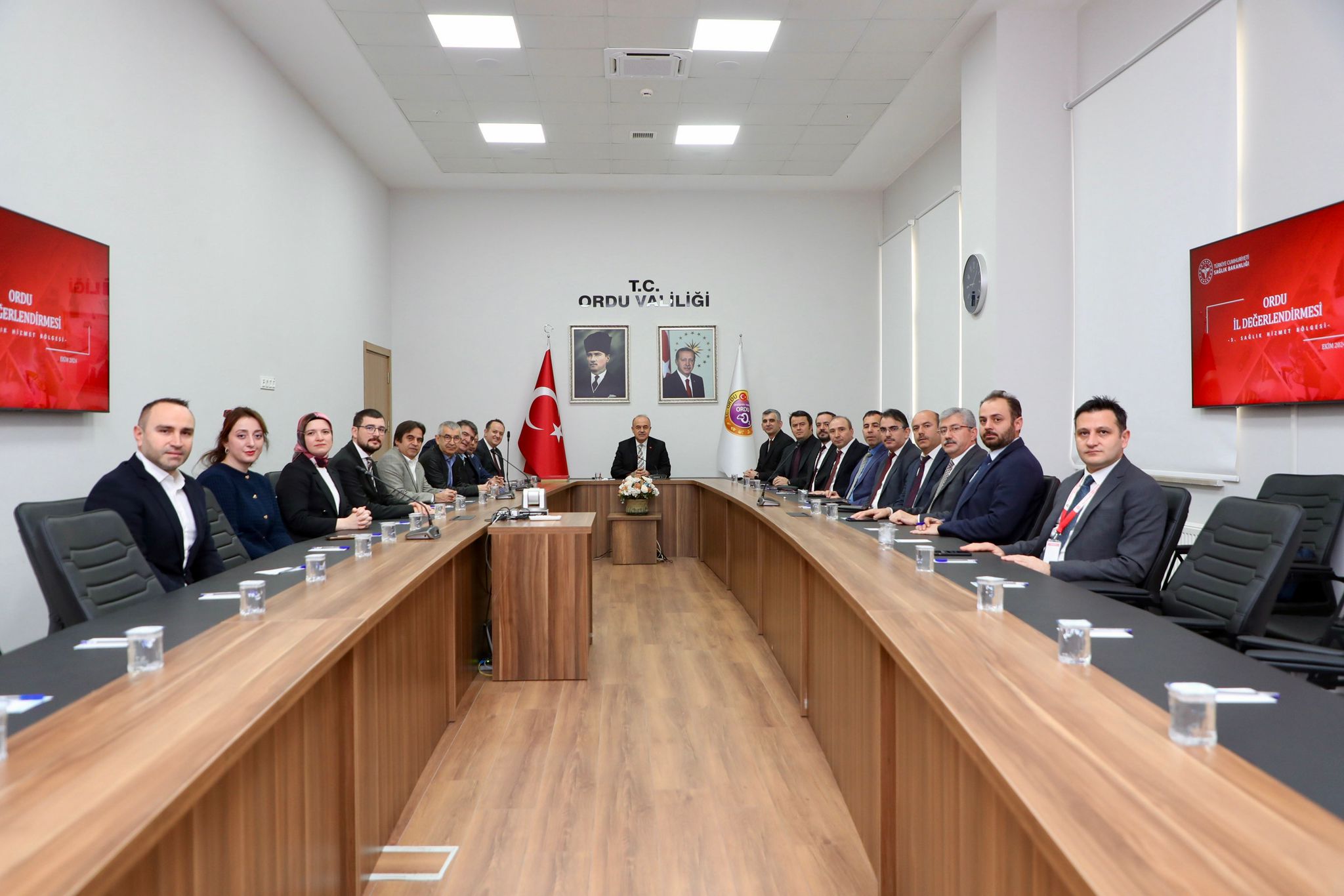 Ordu Valisi Muammer Erol ve katılımcılar sağlık hizmetleri toplantısında konuşurken