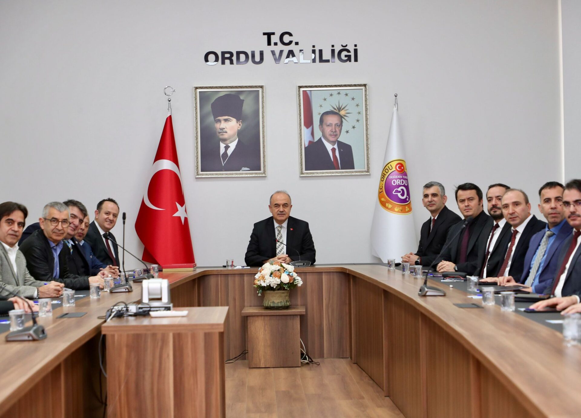 Ordu Valisi Muammer Erol ve katılımcılar sağlık hizmetleri toplantısında konuşurken
