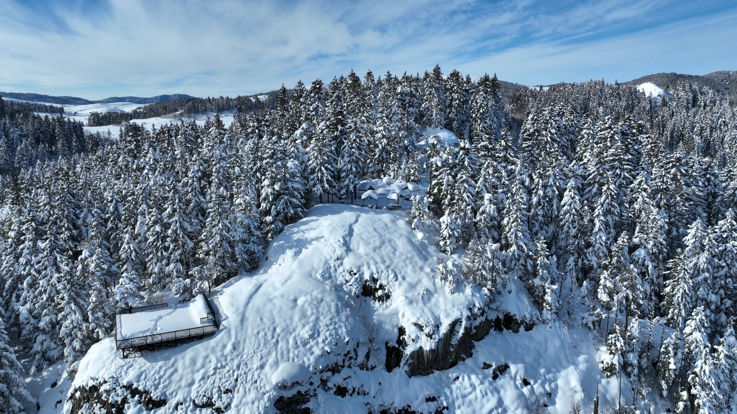 Ablak Taşı Seyir Terası’ndan Çambaşı Yaylası’nın büyüleyici manzarası.