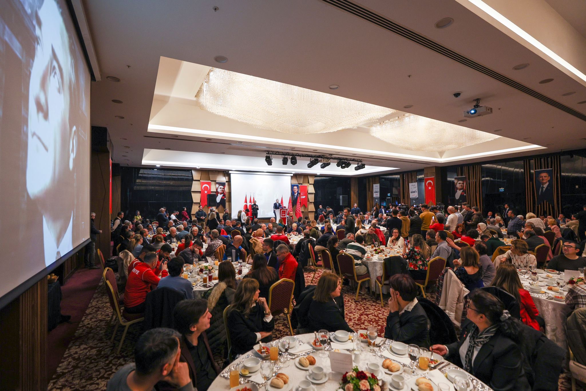 CHP Genel Başkanı Özgür Özel’in engelli STK’larla buluşmasından bir kare.