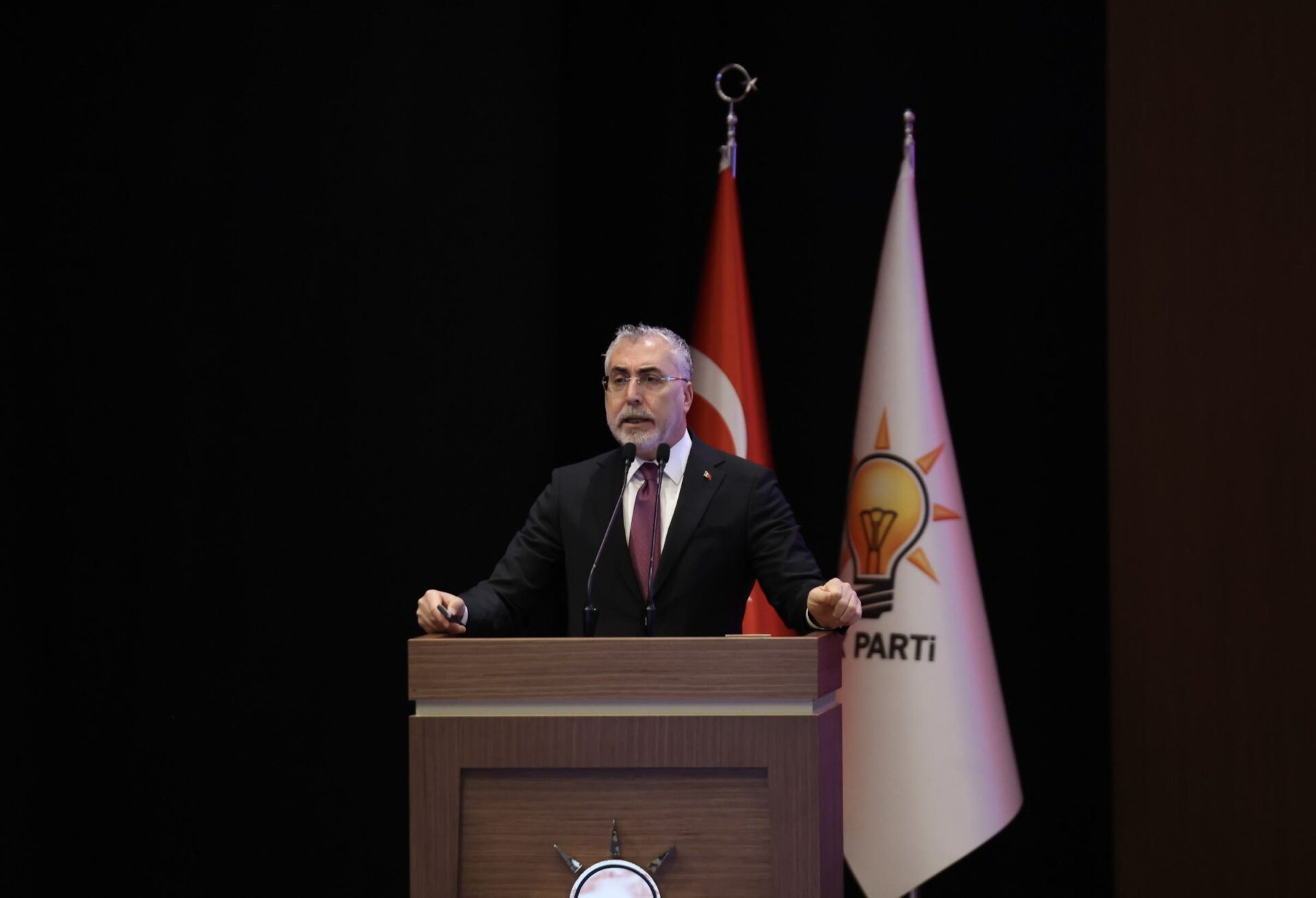 Vedat Işıkhan'ın asgari ücret açıklaması yaparken çekilmiş fotoğrafı