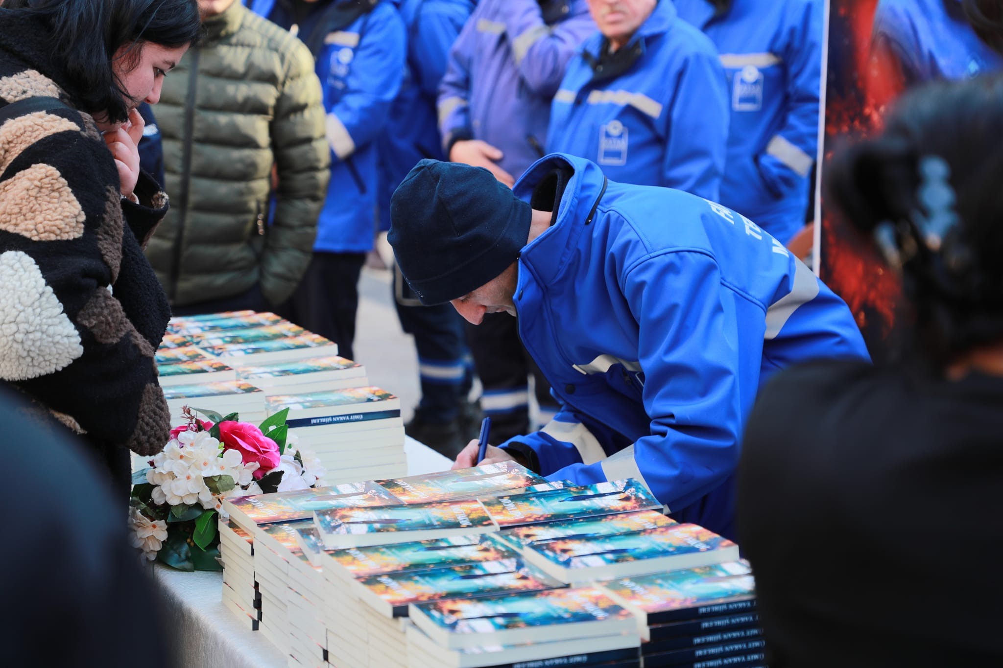 Fatsalı engelli yazar Ümit Yakan’ın şiir kitabı ile bir fotoğrafı.