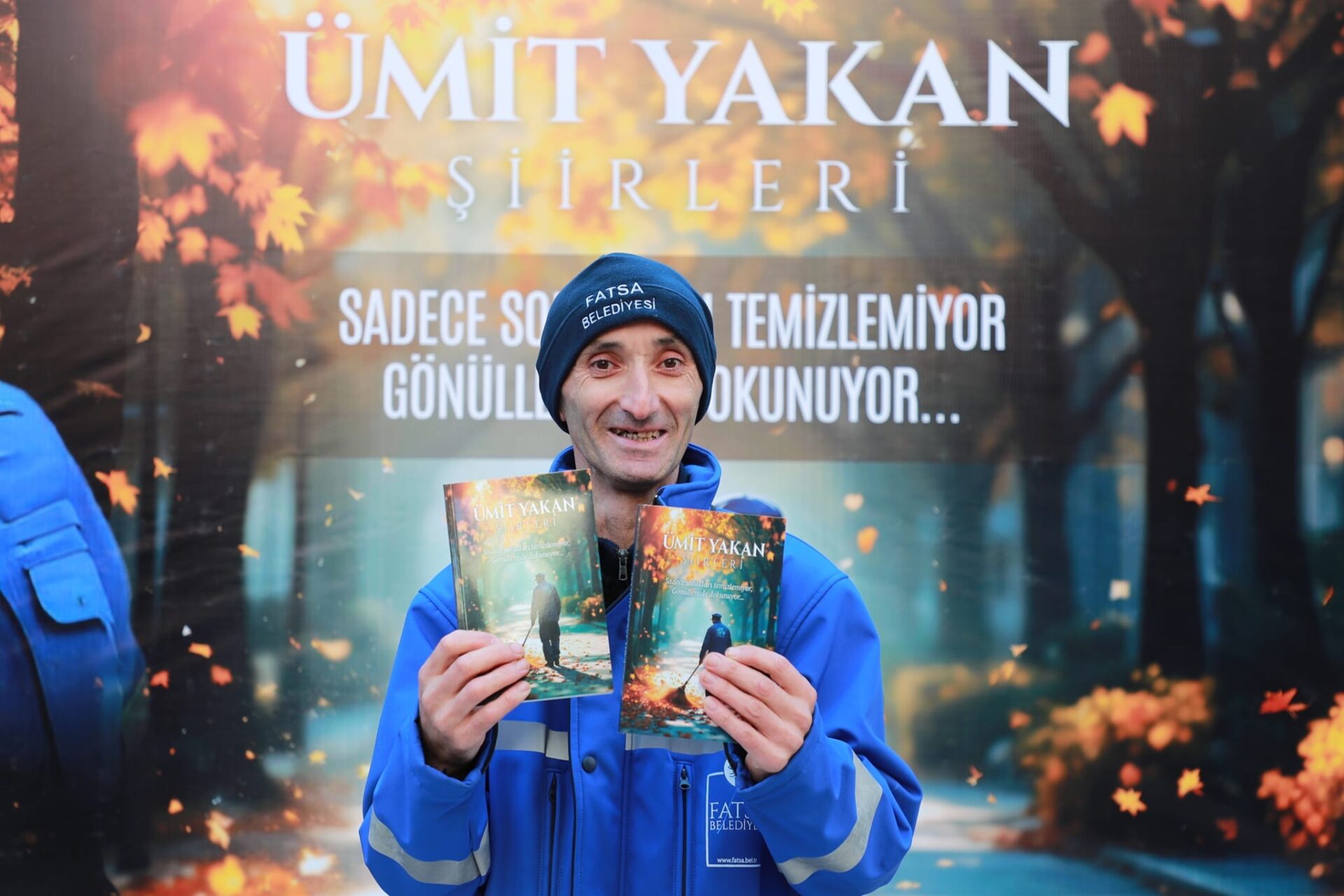 Fatsalı engelli yazar Ümit Yakan’ın şiir kitabı ile bir fotoğrafı.