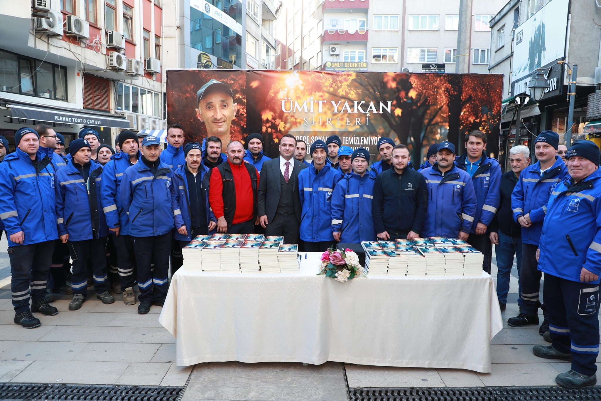 Fatsalı engelli yazar Ümit Yakan’ın şiir kitabı ile bir fotoğrafı.