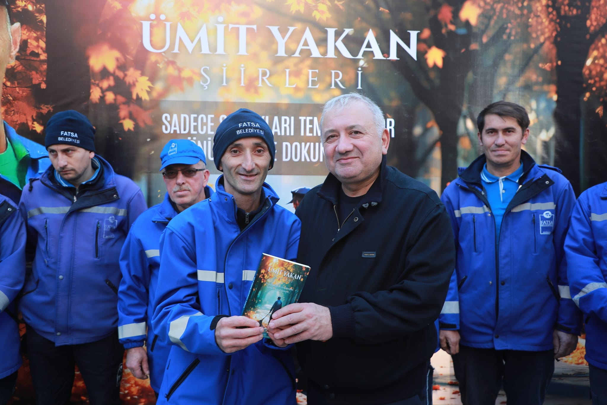 Fatsalı engelli yazar Ümit Yakan’ın şiir kitabı ile bir fotoğrafı.