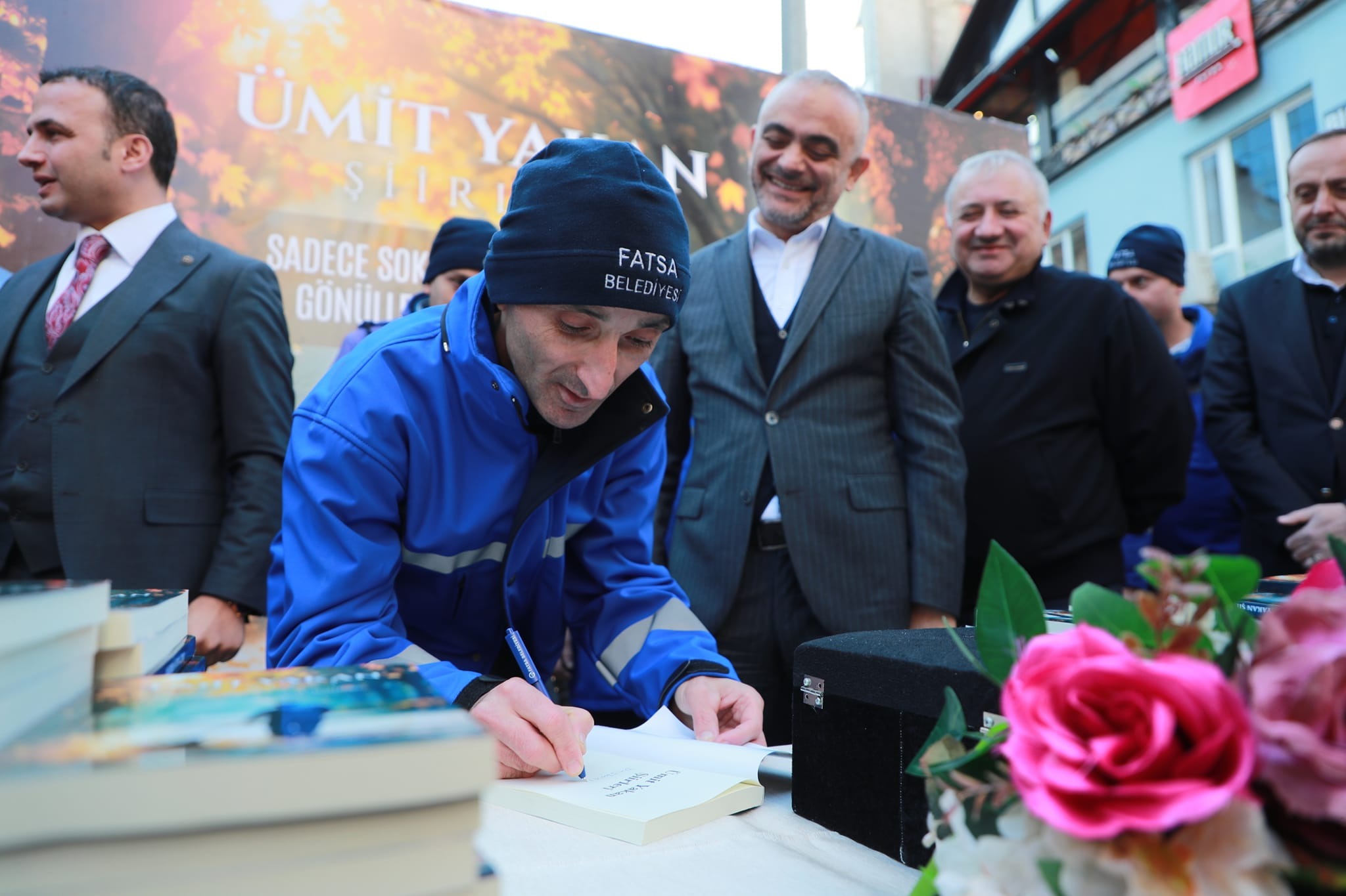 Fatsalı engelli yazar Ümit Yakan’ın şiir kitabı ile bir fotoğrafı.