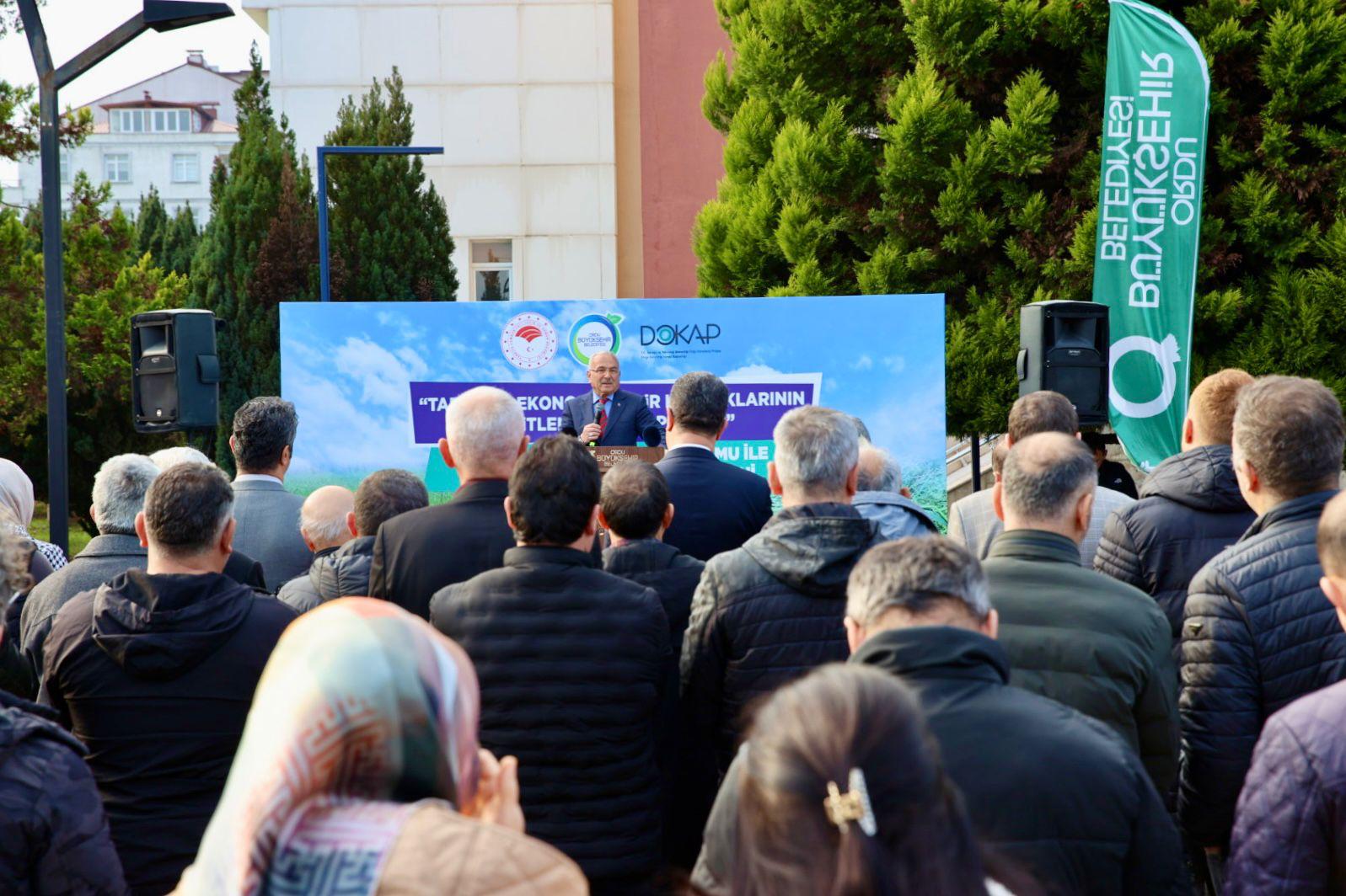 Ordu Büyükşehir Belediyesi'nin tarımsal kalkınma projeleri kapsamında üreticilere yem, tohum ve fidan desteği sağlanıyor.