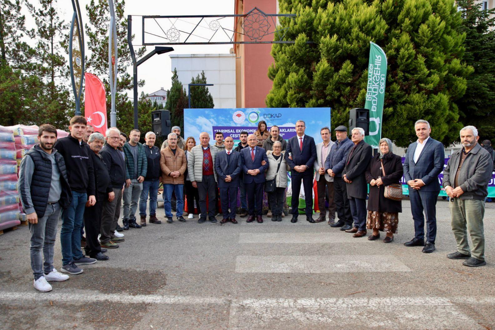 Ordu Büyükşehir Belediyesi'nin tarımsal kalkınma projeleri kapsamında üreticilere yem, tohum ve fidan desteği sağlanıyor.