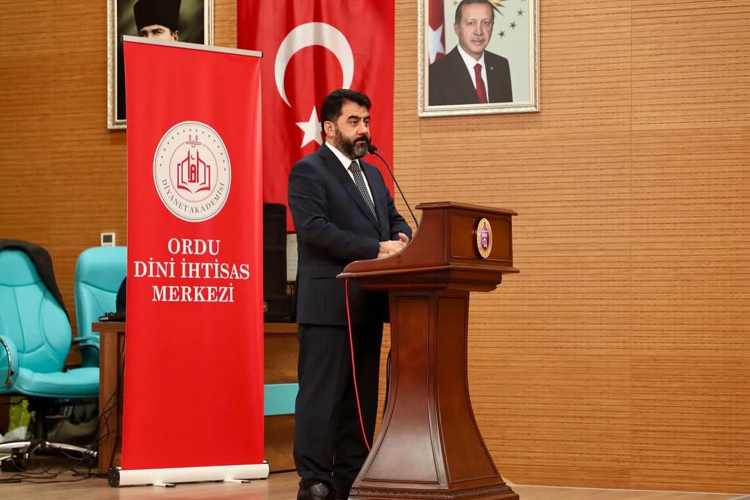 Ordu Dini İhtisas Merkezi’nde mezuniyet törenine katılan protokol üyeleri ve mezunlar.