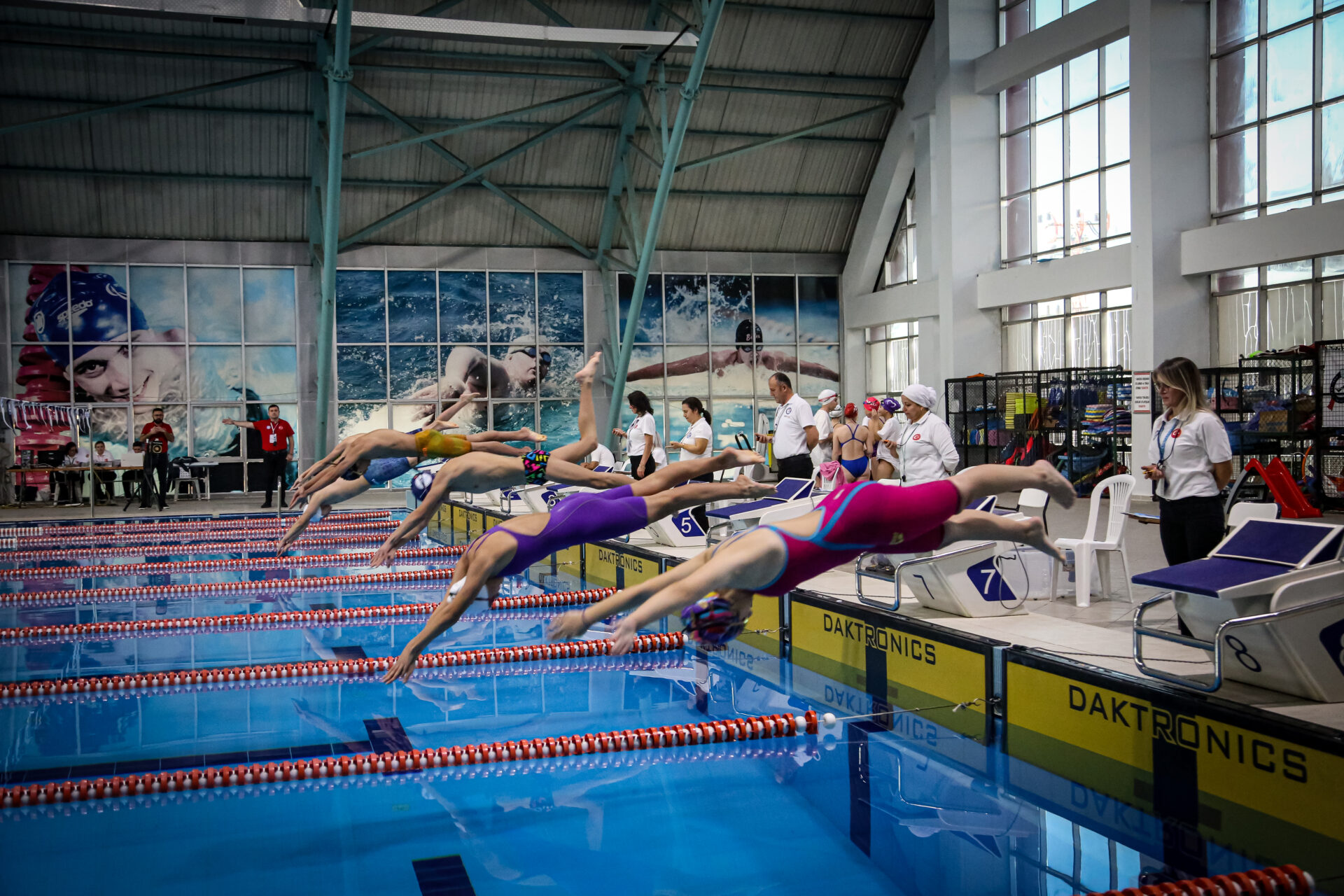 Durugöl Olimpik Yüzme Havuzunda genç sporcular yüzme yarışlarında mücadele ediyor.