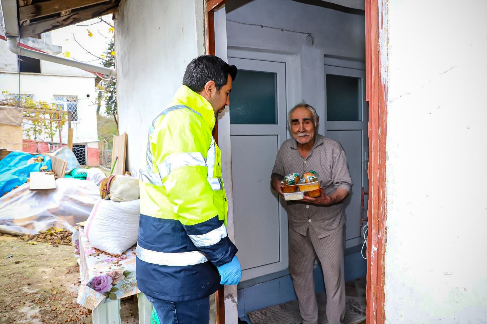 Aşevi personeli, Ordu Büyükşehir Belediyesi aracılığıyla yemek dağıtımı yaparken.