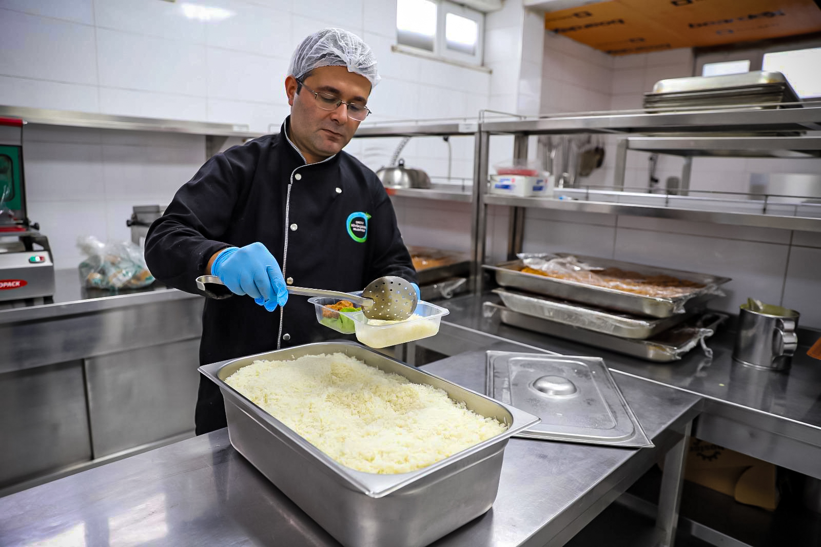 Aşevi personeli, Ordu Büyükşehir Belediyesi aracılığıyla yemek dağıtımı yaparken.