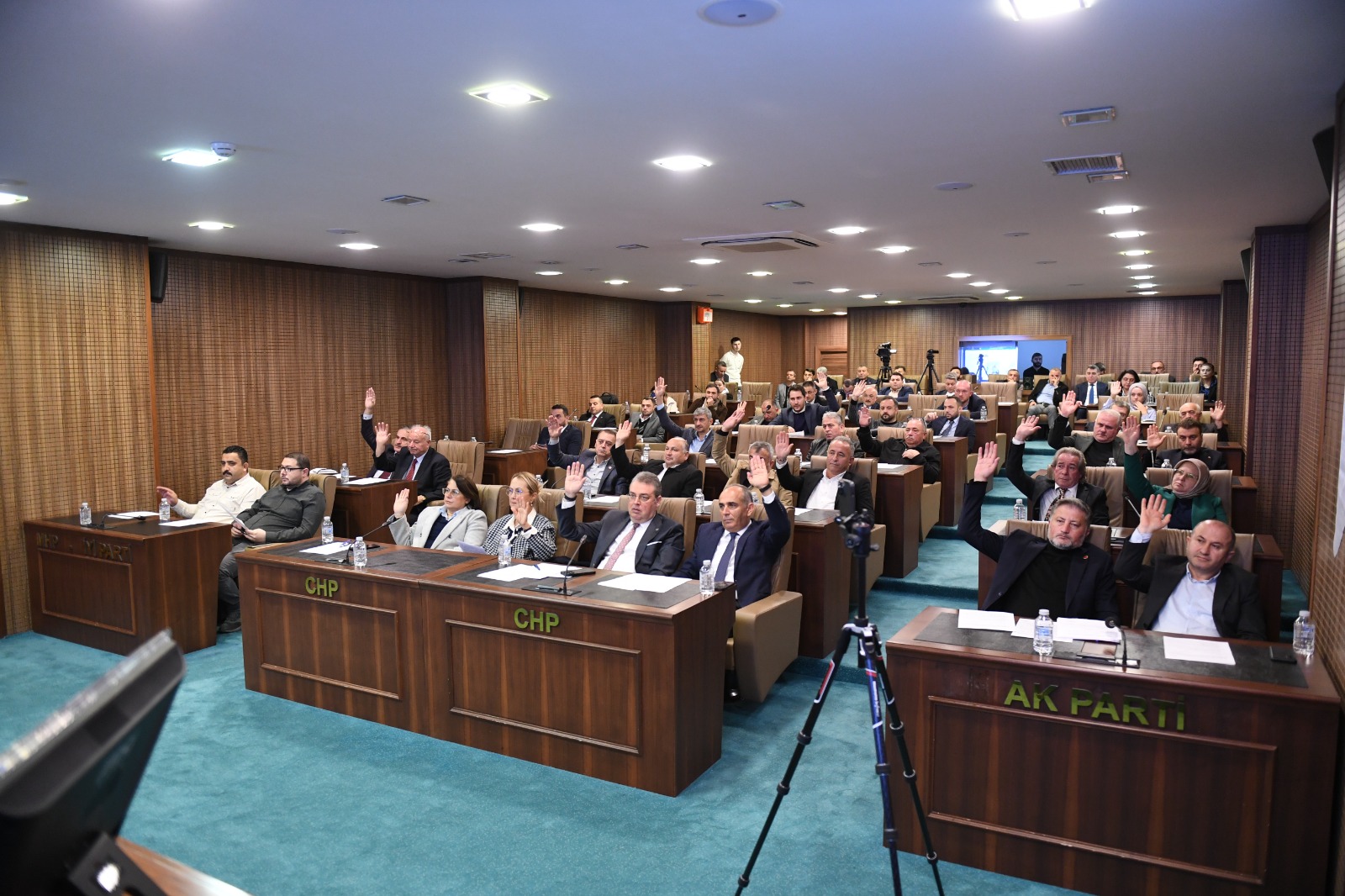 Altınordu'daki süt dağıtım programını temsil eden bir öğrenci görseli.