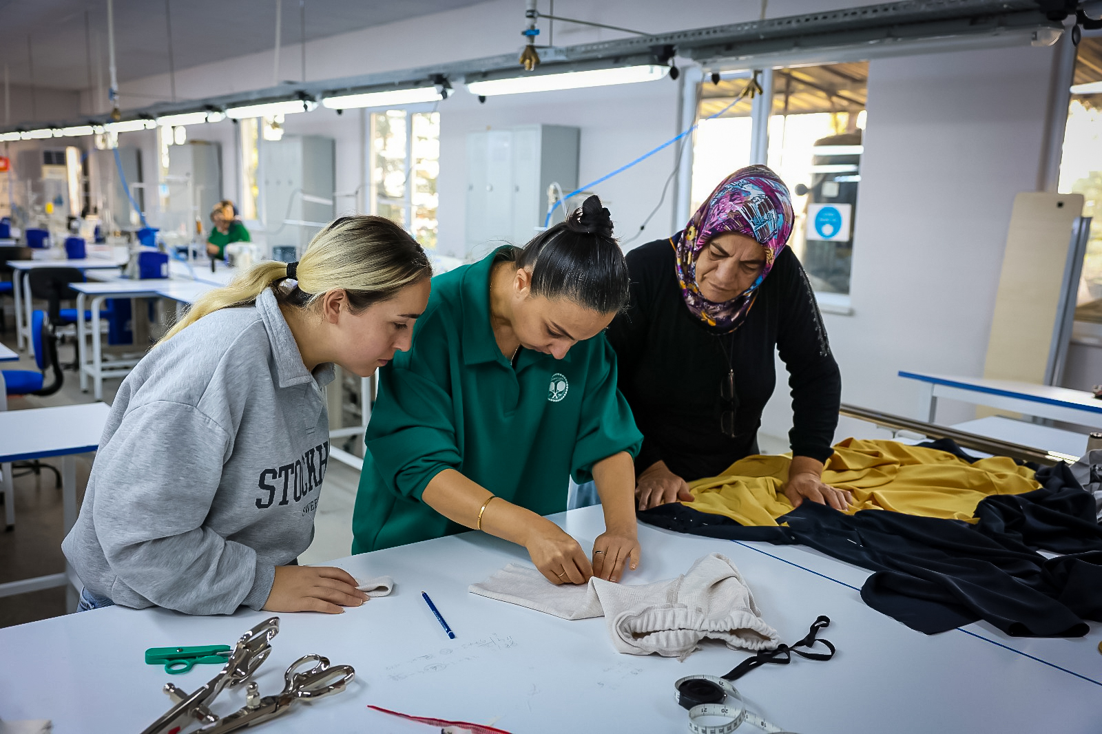 Altınordu Belediyesi tarafından düzenlenen dikiş ve nakış eğitimlerine katılan kadınlar, meslek sahibi olma yolunda ilerliyor.