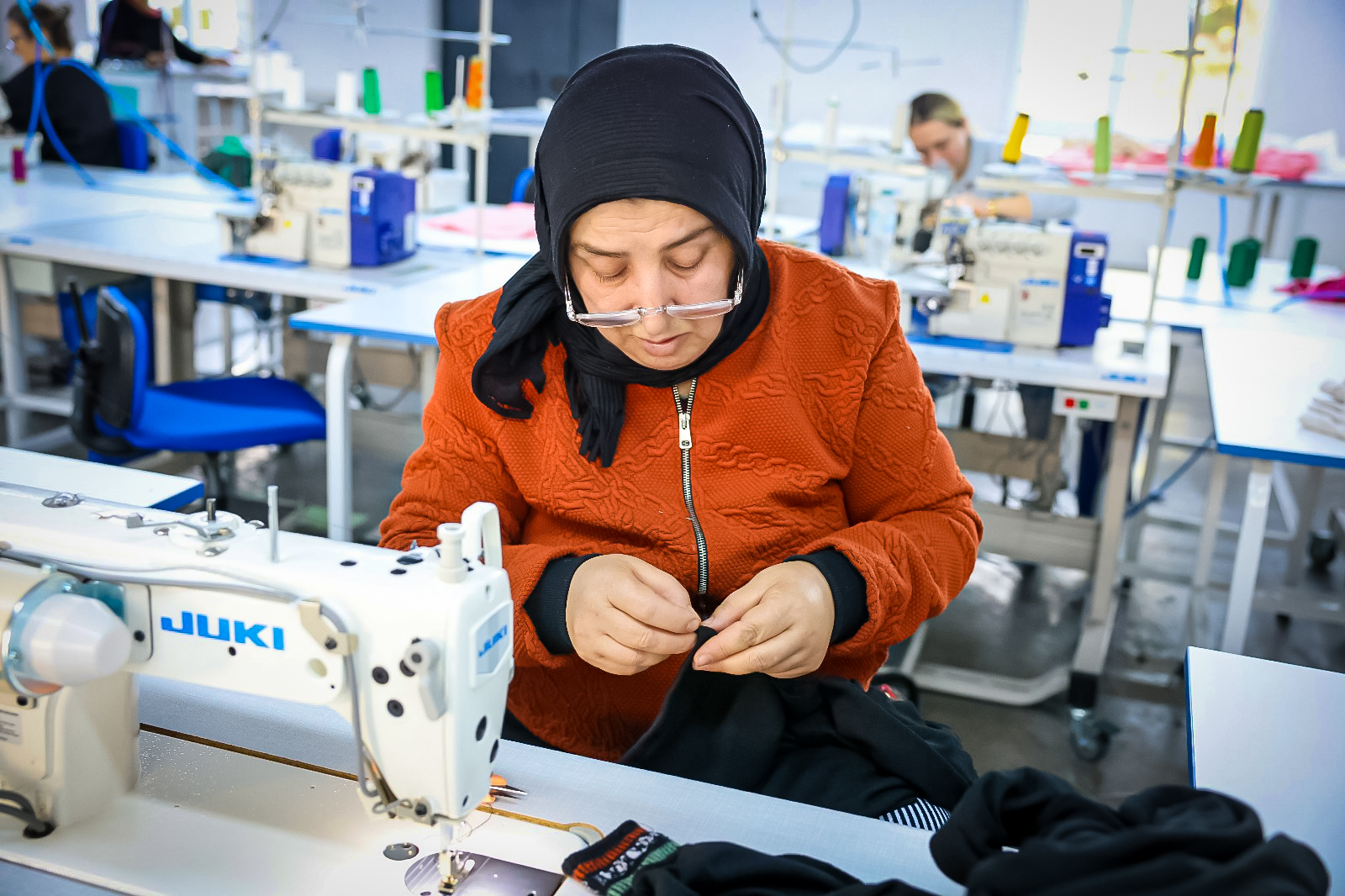 Altınordu Belediyesi tarafından düzenlenen dikiş ve nakış eğitimlerine katılan kadınlar, meslek sahibi olma yolunda ilerliyor.