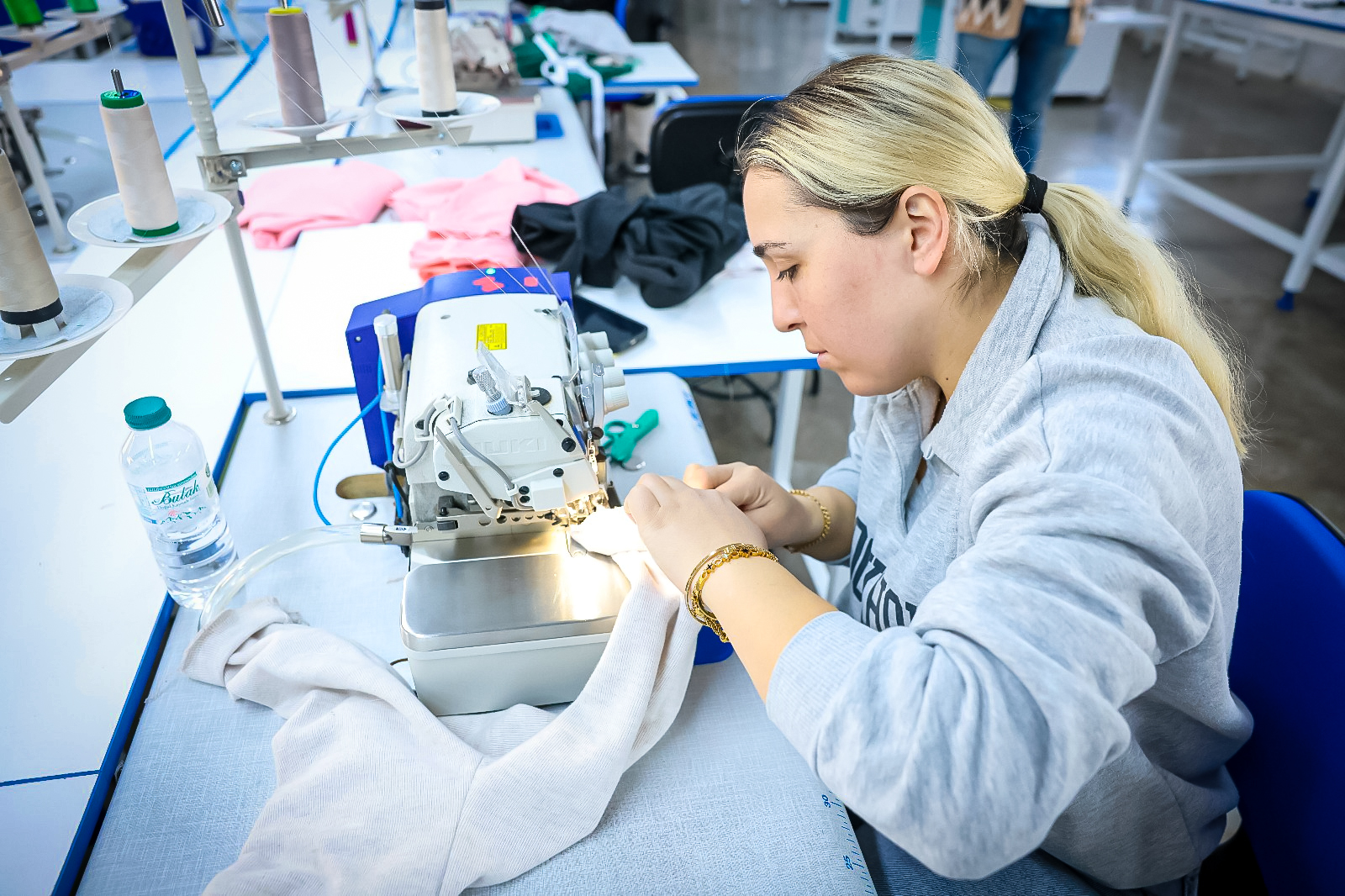 Altınordu Belediyesi tarafından düzenlenen dikiş ve nakış eğitimlerine katılan kadınlar, meslek sahibi olma yolunda ilerliyor.