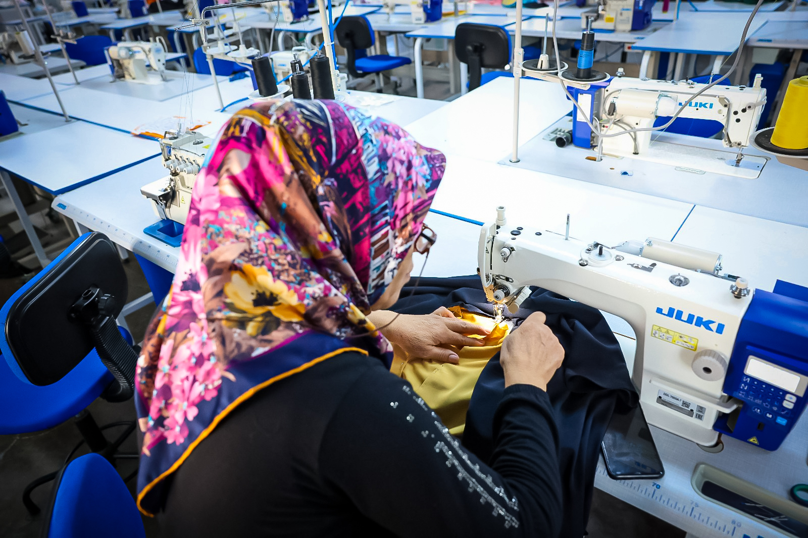 Altınordu Belediyesi tarafından düzenlenen dikiş ve nakış eğitimlerine katılan kadınlar, meslek sahibi olma yolunda ilerliyor.