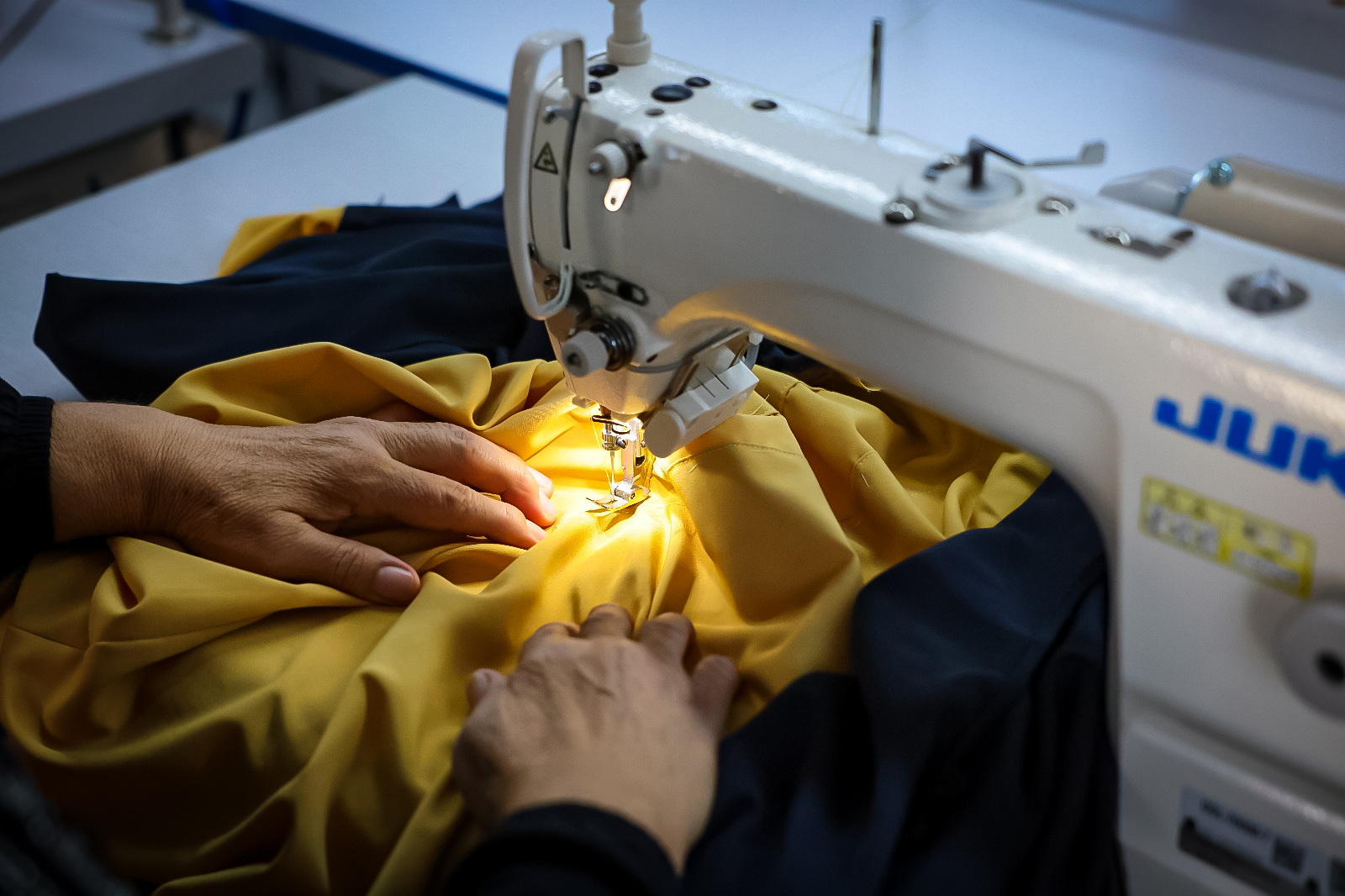 Altınordu Belediyesi tarafından düzenlenen dikiş ve nakış eğitimlerine katılan kadınlar, meslek sahibi olma yolunda ilerliyor.