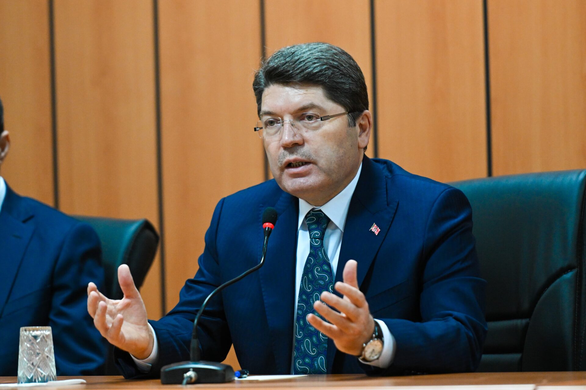 Adalet Bakanı Yılmaz Tunç, hukuk fakültelerine giriş için başarı sıralaması şartının ilk 100 bin olarak güncellendiğini açıkladı.