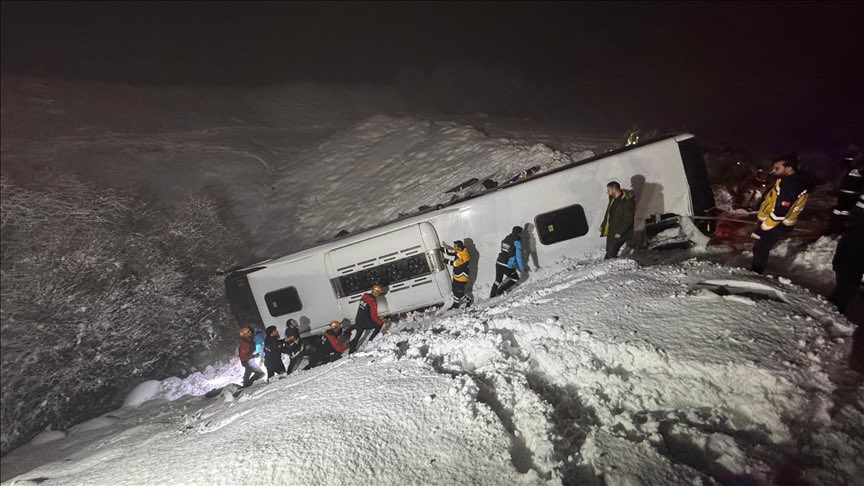 Bingöl’de bir yolcu otobüsü devrildi, kazada 4 kişi hayatını kaybetti.