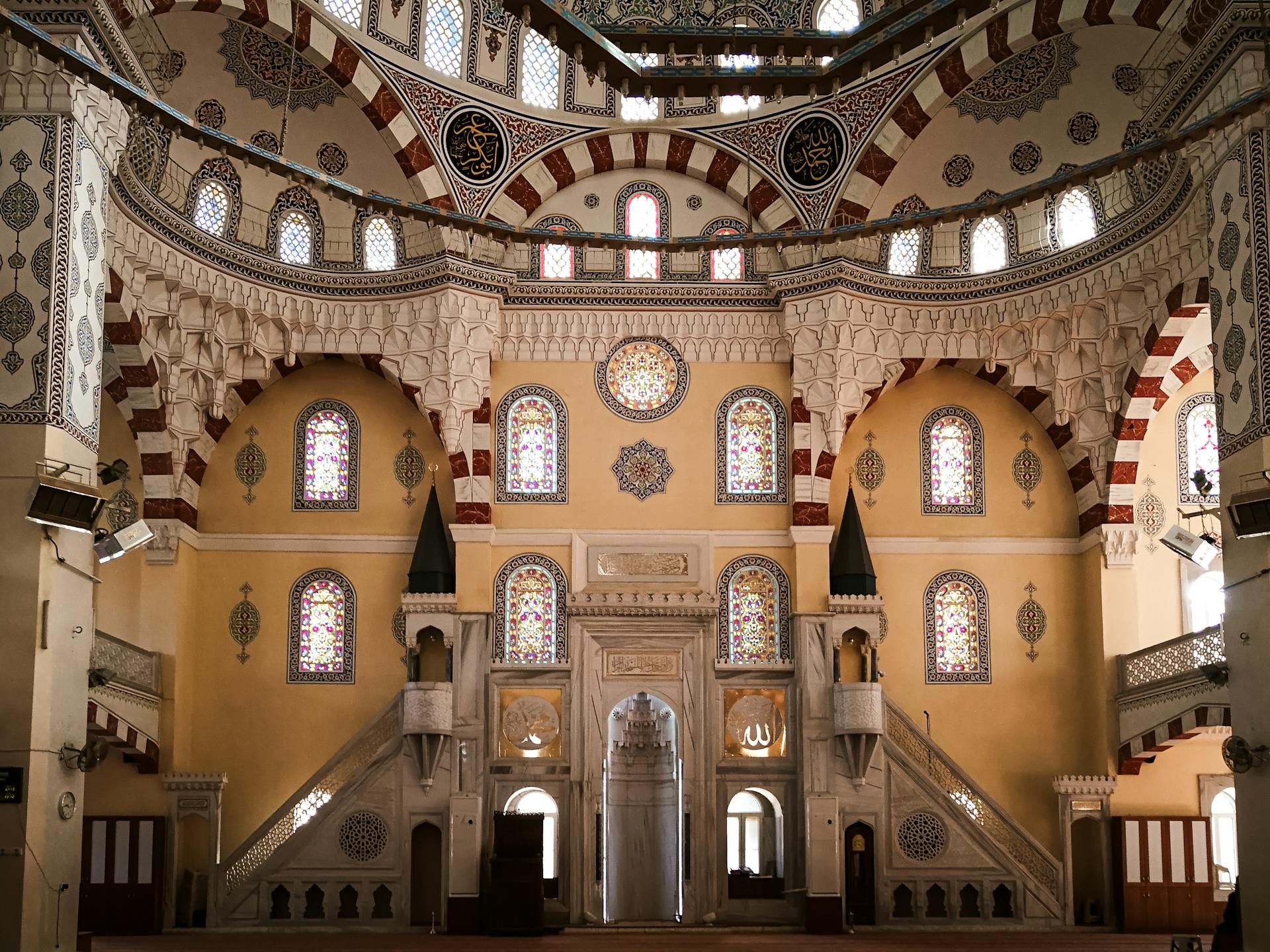 Ramazan ayının ilk teravih namazını kılan Müslümanlar.