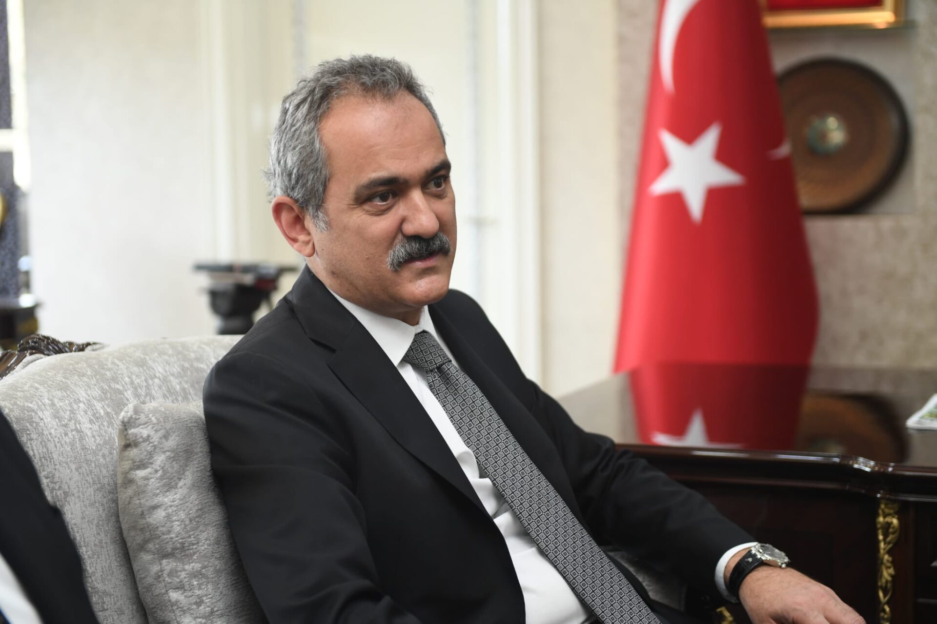 AK Parti Ordu Milletvekili Mahmut Özer, Ünye, Gürgentepe ve Aybastı için müjdeleri duyuruyor.