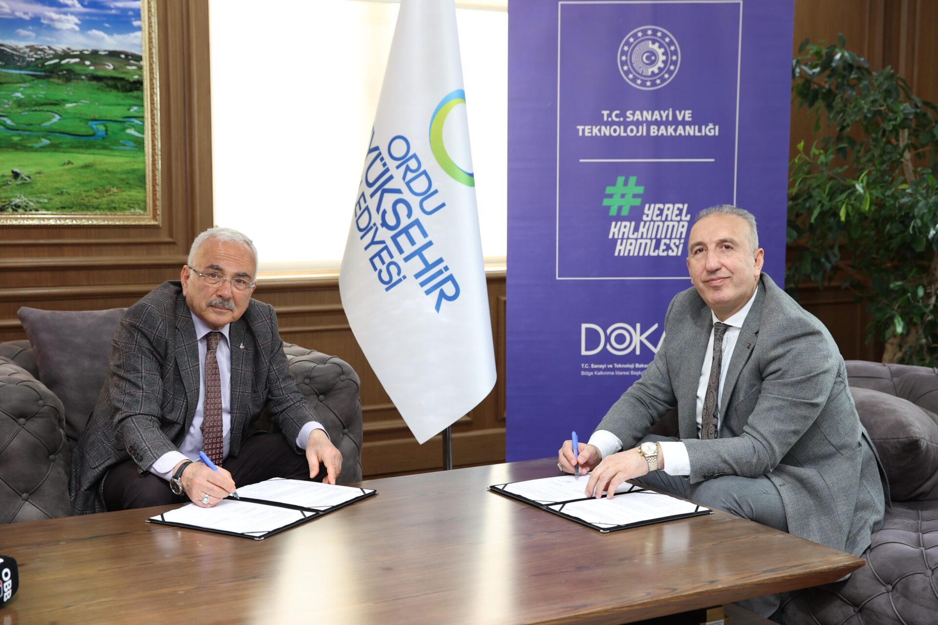 Ordu Büyükşehir Belediye Başkanı Dr. Mehmet Hilmi Güler ve DOKAP Başkanı Hakan Gültekin, 4 yeni projenin protokol imza töreninde.