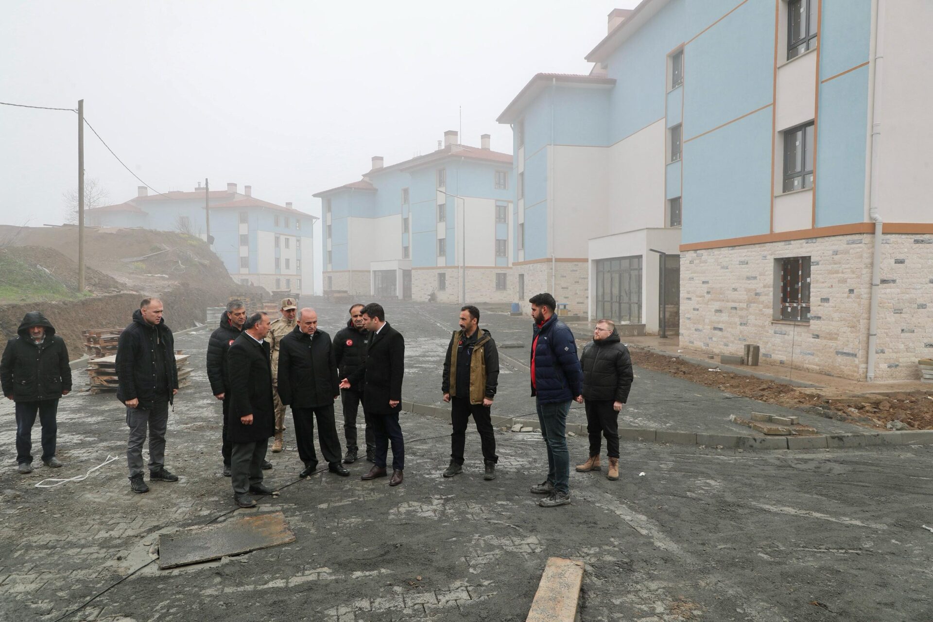 Ordu Valisi Muammer Erol’un, Aybastı’daki afetzede konutlarını incelediği an.