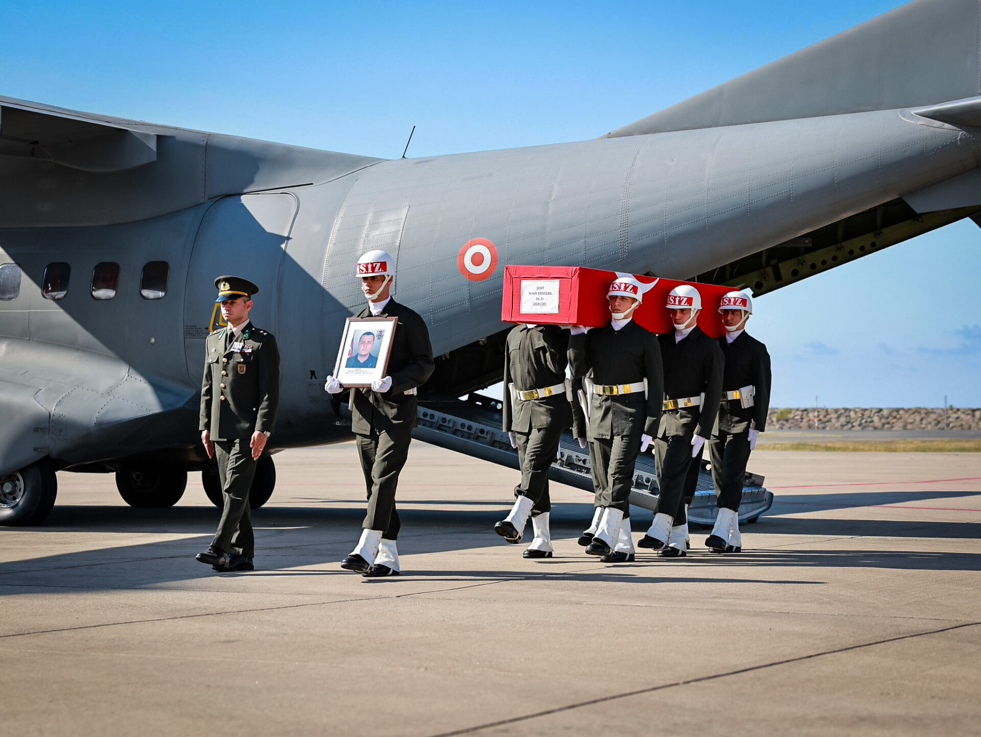 Şehit Er Semih Erdoğan'ın naaşı törenle karşılanıyor