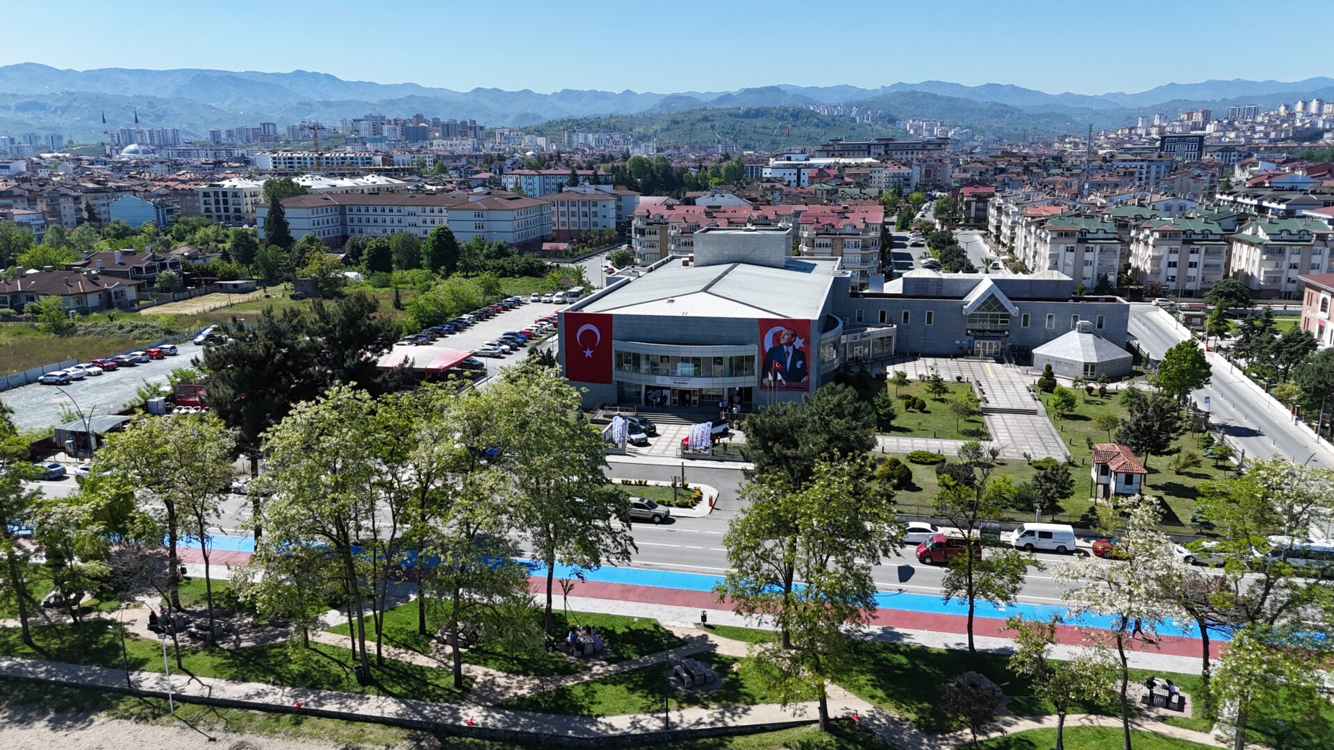 Drone ile çekilmiş Ordu Kültür Sanat Merkezi binası görüntüsü.