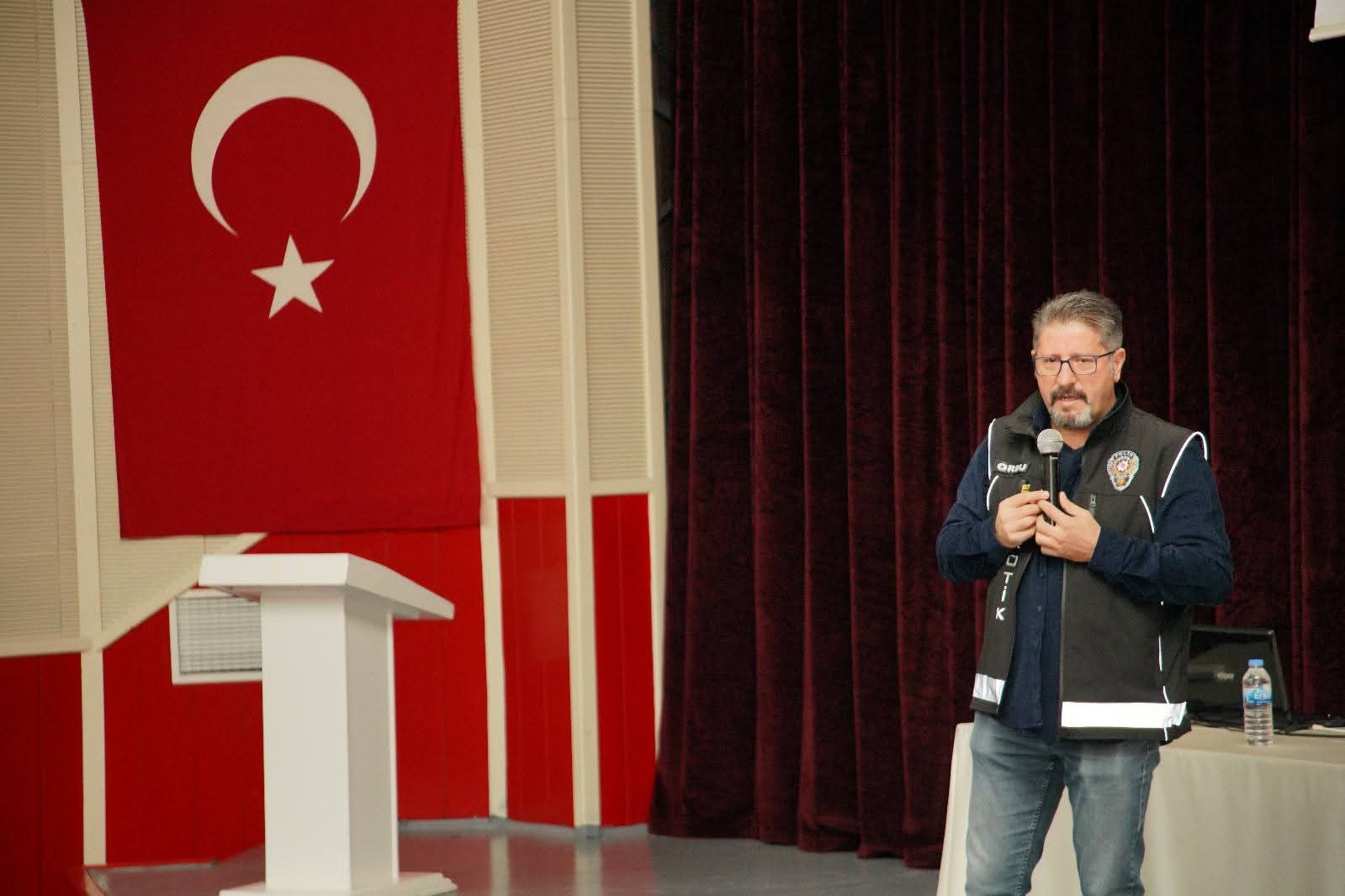 Narkotik Suçlarla Mücadele Şube Müdürlüğü Polis Memuru Erhan Demirci