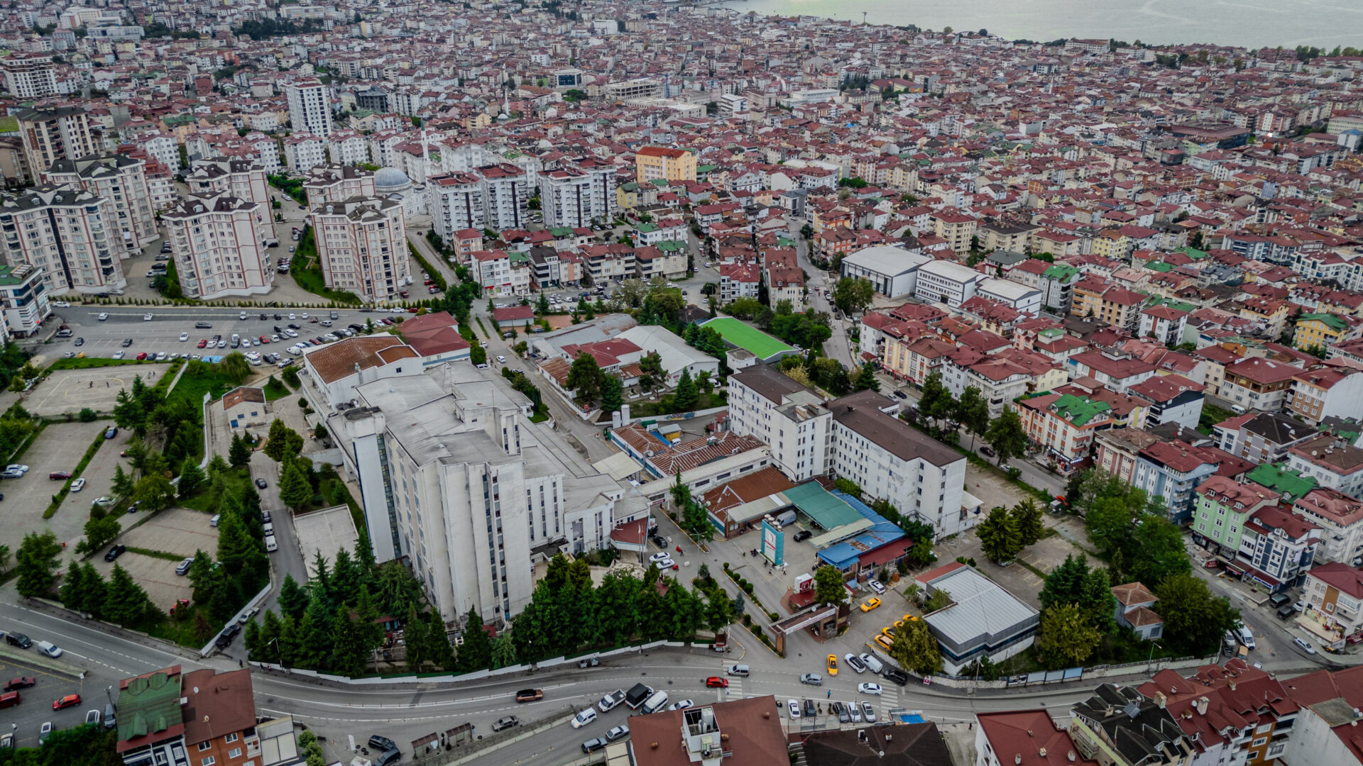 Drone ile çekilmiş Ordu Devlet Hastanesi binası görüntüsü.