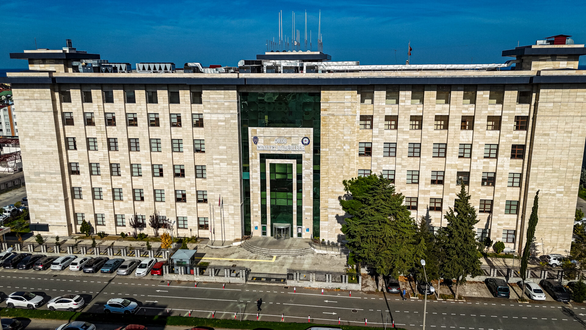 Drone ile çekilmiş Ordu Emniyet Müdürlüğü binası görüntüsü.