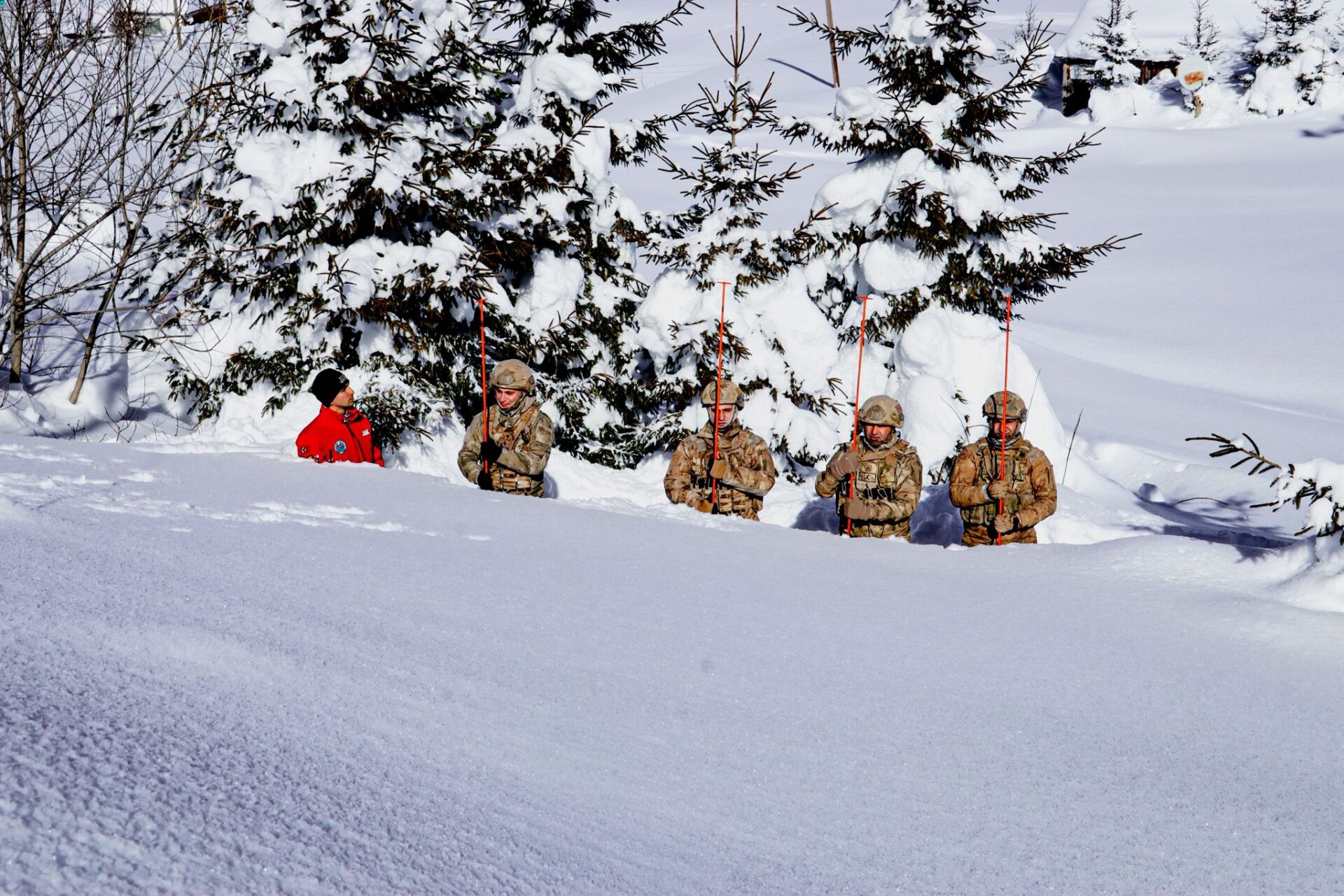 Ordu Kabadüz Çambaşı Kayak Merkezi’nde jandarma ekiplerinin kar altında arama kurtarma tatbikatı